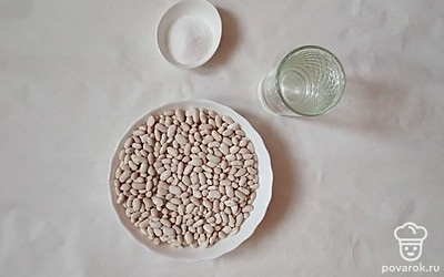 Переберите фасоль, выберете все лишнее. Хорошо промойте под проточной водой. Залейте на ночь холодной водой или кипятком, тогда можно готовить через 3-4 часа.