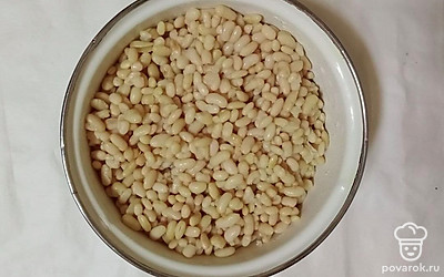 Варите фасоль примерно 1 час, время от времени помешивая. Во время варки добавьте соль. Одновременно, пока варится фасоль, подготовьте банки и крышки. Банки промойте, поставьте в холодную духовку, стерилизуйте минут 15-20 при температуре 200-220 градусов. Крышки залейте водой и стерилизуйте в кастрюле минут 10-15.