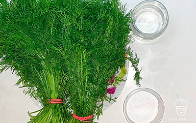 Промойте укроп под проточной водой. Подготовьте соль и тару, в которой будете засаливать укроп.