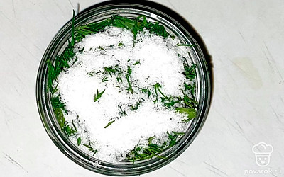 Покрошите промытый укроп. Выложите немного укропа в банку и засыпьте солью. На соль выложите еще немного укропа и снова засыпьте солью. Выкладывайте укроп и соль слоями пока не закончится весь укроп. Последним слоем засыпьте соль.