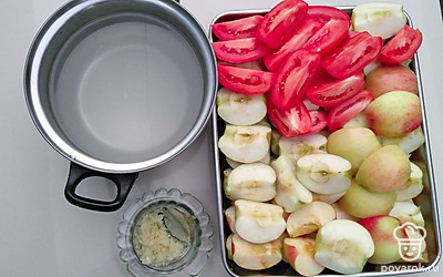 Смешайте в большой кастрюле воду с сахаром, солью и уксусом. В банку добавьте черный перец горошком и лавровый лист. Залейте готовым маринадом. Уберите на сутки.