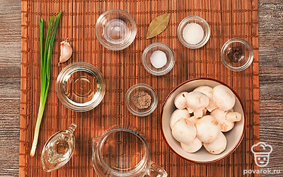 Подготовьте все необходимые ингредиенты. Шампиньоны помойте, выложите на бумажное полотенце и дайте им подсохнуть. Чеснок почистите и нарежьте пластинами. Зеленый лук вымойте, обсушите и мелко нарежьте.