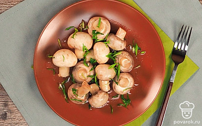 При подаче добавьте зеленый лук, полейте уксусом и растительным маслом. Оставшиеся грибы можно вместе с маринадом переложить в баночку, закрыть капроновой крышкой и убрать в холодильник.