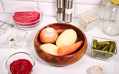 Перед готовкой овощи помойте, просушите и почистите.