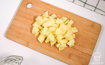 Режем овощи: картофель, лук, чеснок и соленые огурцы. Морковь тоже можно мелко нарезать или натереть.