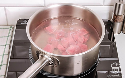 Промытую говядину мелко нарежьте и отварите.