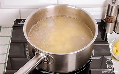 Перловую крупу нужно промыть и отправить в кастрюлю к говядине. Туда же закинуть картофель.