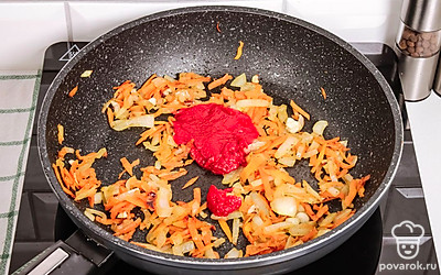 Овощи обжарьте. А когда появится золотистая корочка, влейте с томатную пасту.