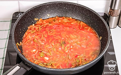 В поджарку отправьте соленые огурцы, зачерпните немного бульона из кастрюли и добавьте к овощам и тушите все минут 10.