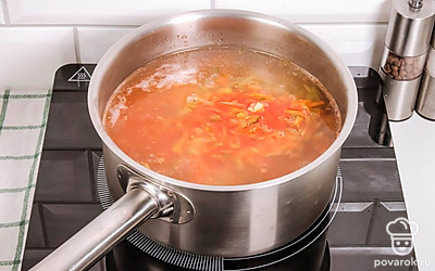 В бульон добавьте овощи, специи, чеснок, оставьте суп покипеть и снимите с огня.