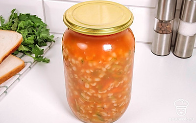 Простерилизуйте банку, в которой будете хранить рассольник. Когда зальете суп, крышку закатайте. Храниться такой суп может очень долго.