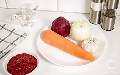 Проверьте все необходимые ингредиенты, помойте и очистите овощи, подготовьте рабочую поверхность.