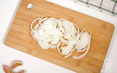 Нарежьте репчатый лук полукольцами.