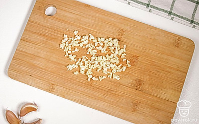 Мелко нарежьте чеснок.