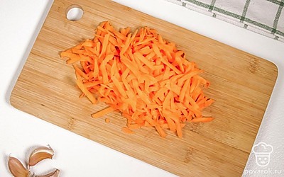 Натрите морковь на крупной терке.