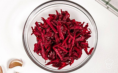 Натрите свеклу на крупной терке.