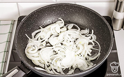 Выложите лук на предварительно разогретую сковороду с растительным маслом.