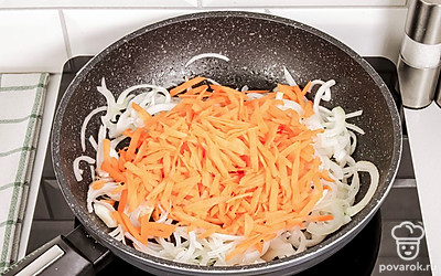 Добавьте к луку морковь.