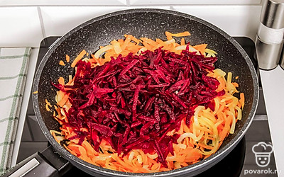 Выложите на сковороду тертую свеклу.