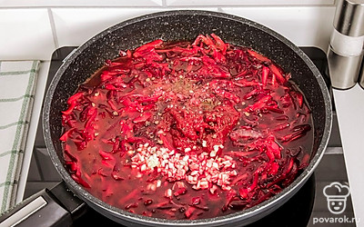 Влейте на сковороду полстакана воды (или бульона), добавьте измельченный чеснок, томатную пасту, соль и перец по вкусу.