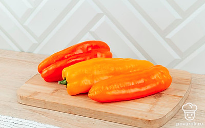 Хорошо промойте перец под проточной водой, обсушите.