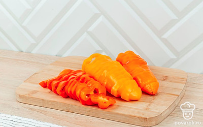 Не разрезая пополам, аккуратно очистите перец от семечек и прожилок. Нарежьте перцы кольцами.