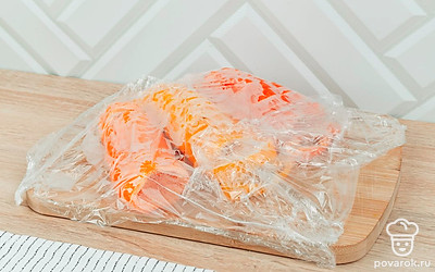 Переложите нарезанные перцы в целлофановый пакет, в специальный пакет для замораживания или заверните в пищевую пленку и отправьте в морозильную камеру храниться до подходящего момента.