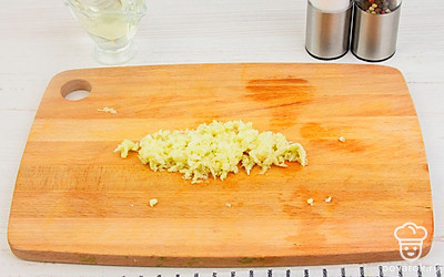 Хорошо измельчите чеснок.