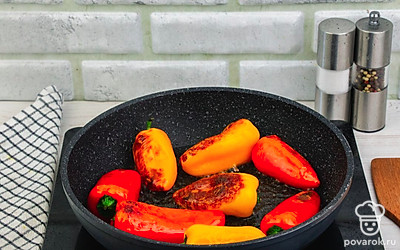 Обжаривайте перец до момента размягчения.