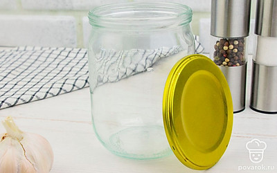 Возьмите чистую банку с крышкой для заготовки.