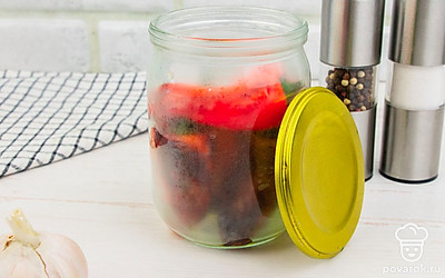 Выложите в банку обжаренный перец таким образом, чтобы перцы плотно прилегали друг к другу.