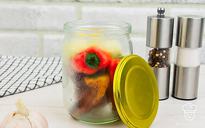 Добавьте в банку один измельченный зубчик чеснока.