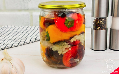 При приготовлении используйте болгарский перец разных цветов : красный, желтый или зеленый. При укладке продуктов в банку делайте это послойно. Яркие цвета овощей и специи сделают вашу заготовку очень контрастной!