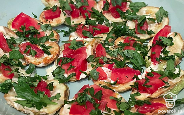 Кабачки на сковороде с помидором и зеленью — Рецепт с фото