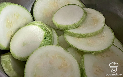 Кабачок нарежьте кружочками, посолите.