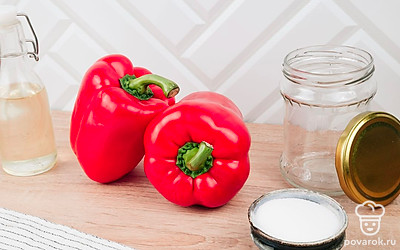 Разогрейте духовку до 180С градусов. Тщательно промойте перцы.