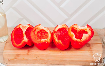 Вырежьте сердцевину перца и удалите семена. Разрежьте перец на дольки.