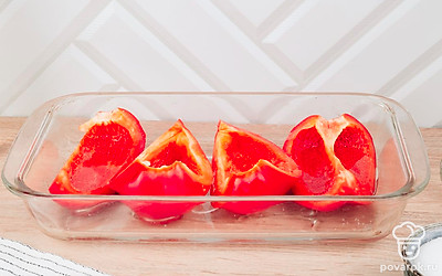 Разложите их в форме для запекания, смажьте маслом и приправьте специями.