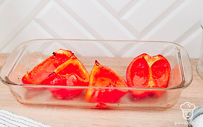 Отправьте запекаться в духовку на 30 минут, пока текстура перцев не станет мягкой.