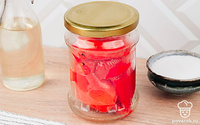 Уложите перцы послойно в стерилизованную банку и закройте.