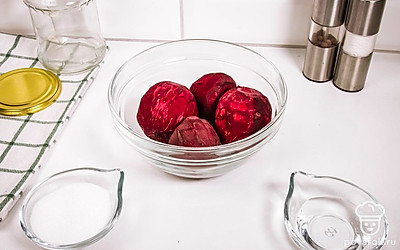 Проверьте все необходимые ингредиенты, помойте и очистите овощи, простерилизуйте банки для заготовки, подготовьте рабочую поверхность.