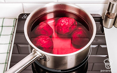 Отварите свеклу до готовности. Если вы готовите из свеклы среднего размера, достаточно будет 20-25 минут. Крупная свекла варится чуть больше – 30-35 минут.