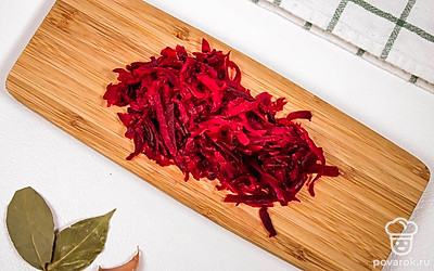 Натрите вареную свеклу на крупной терке.