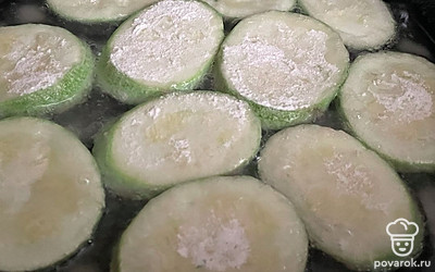 Обваляйте кабачок в муке и обжарьте до румяной корочки с двух сторон.