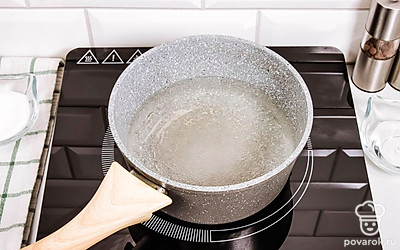 Приготовьте маринад. Для этого смешайте литр теплой воды и две столовые ложки уксуса. Добавьте соль.