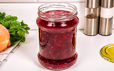 Выложите свеклу в порционную банку и залейте маринадом.