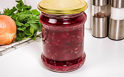 Закройте банку крышкой и уберите в прохладное темное место. Блюдо готово!