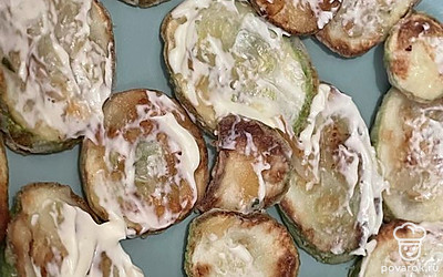 Смажьте майонезом.