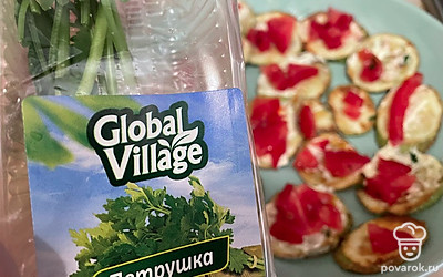 Выложите на кабачки ломтики помидора и посыпьте петрушкой.