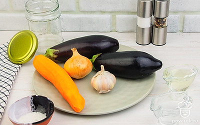 Тщательно промойте овощи, почистите морковь, лук и чеснок.